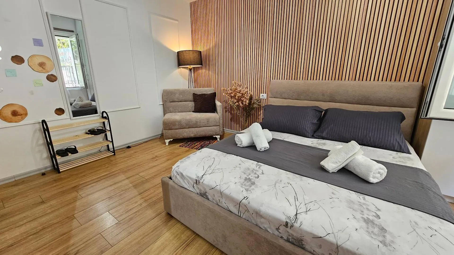 Next To Coco'S Apartment 티라나