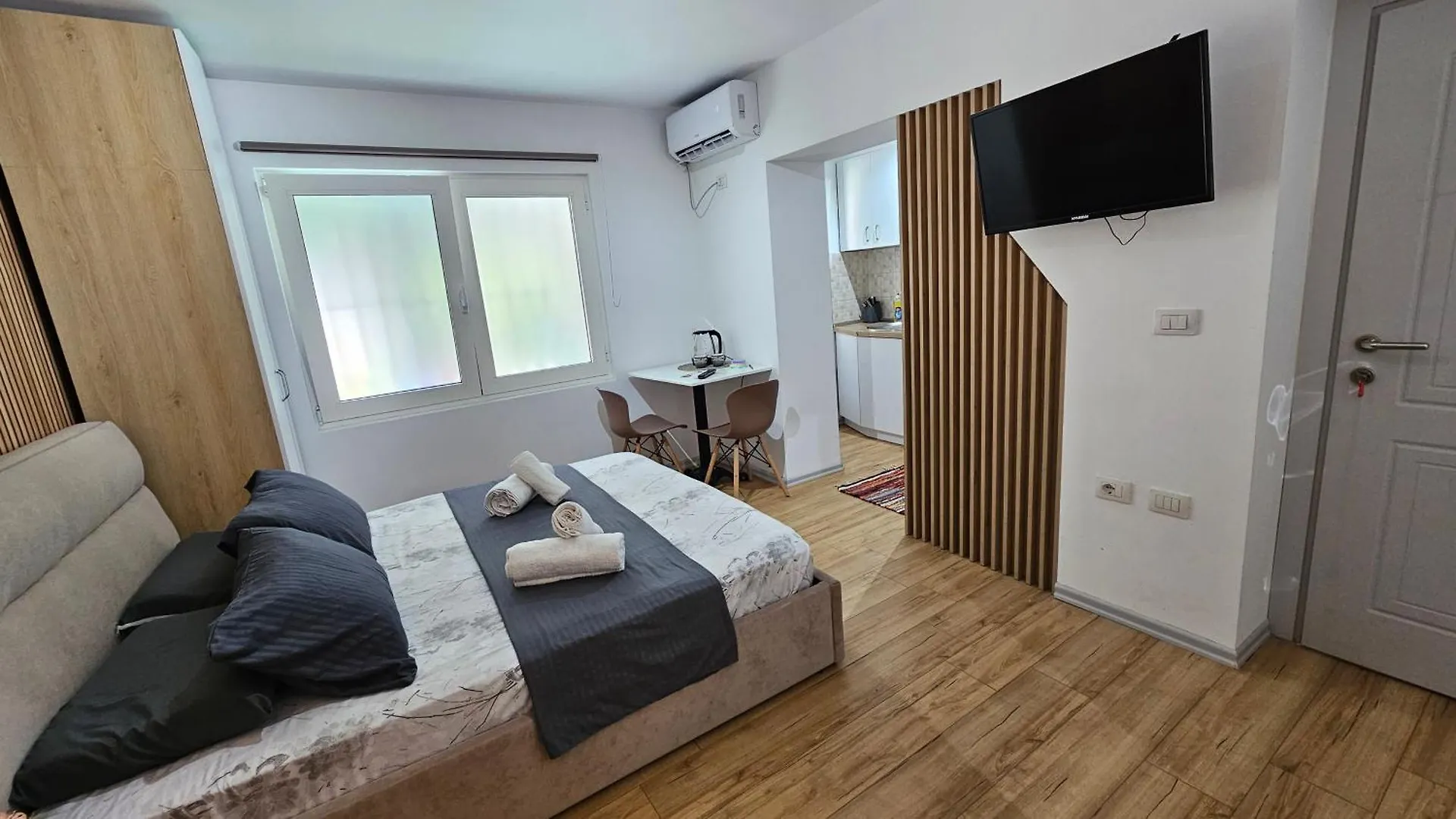 Next To Coco'S Apartment 티라나 알바니아