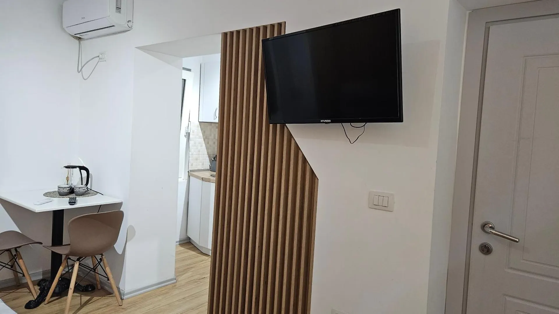 Next To Coco'S Apartment 티라나