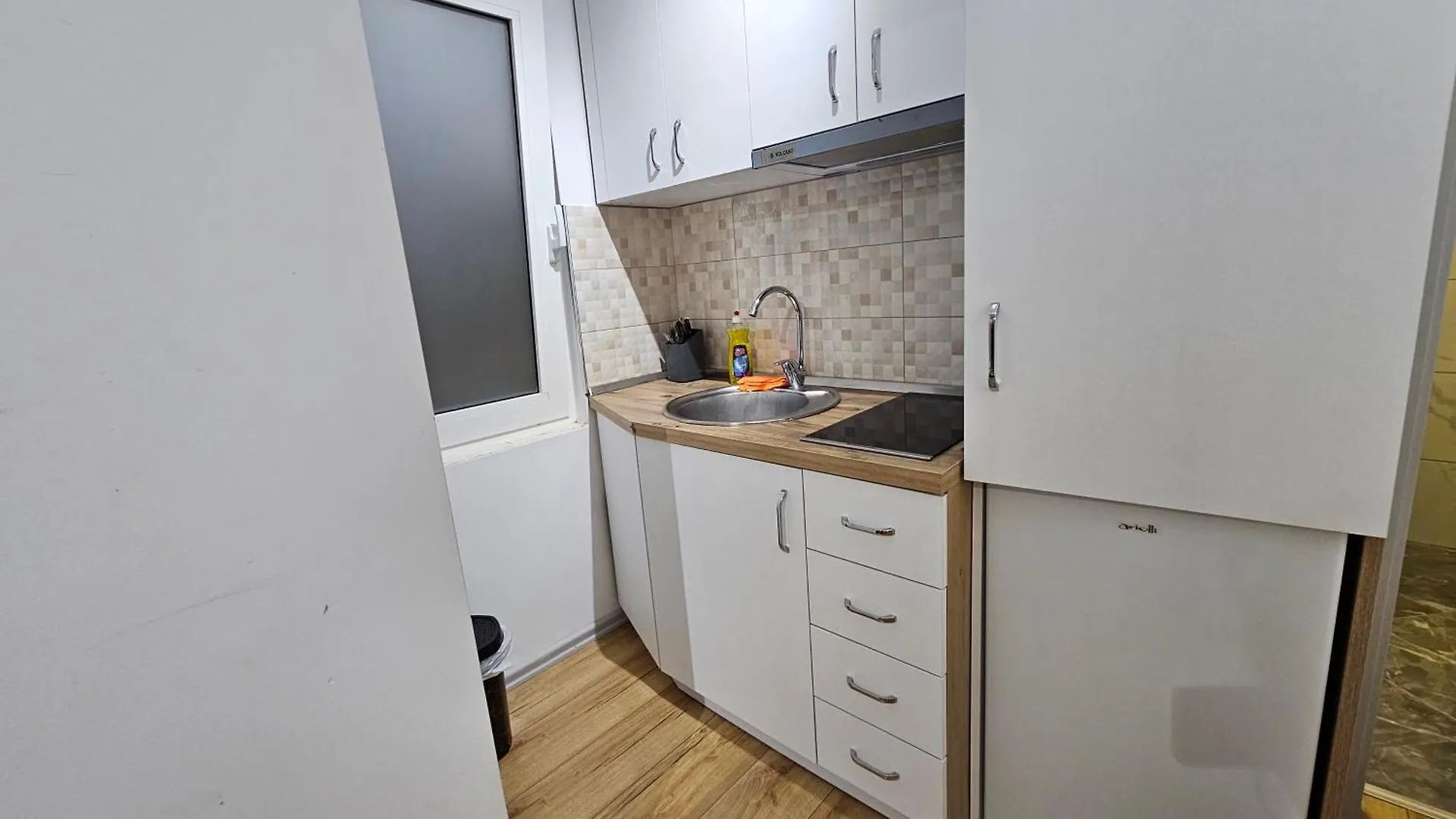 Next To Coco'S Apartment 티라나