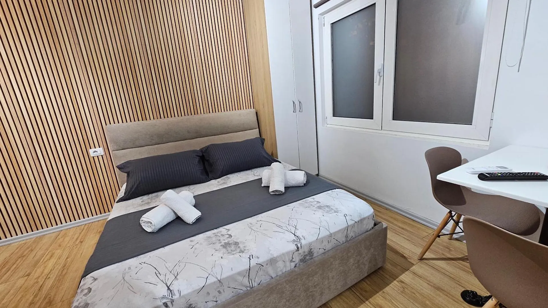 Next To Coco'S Apartment 티라나